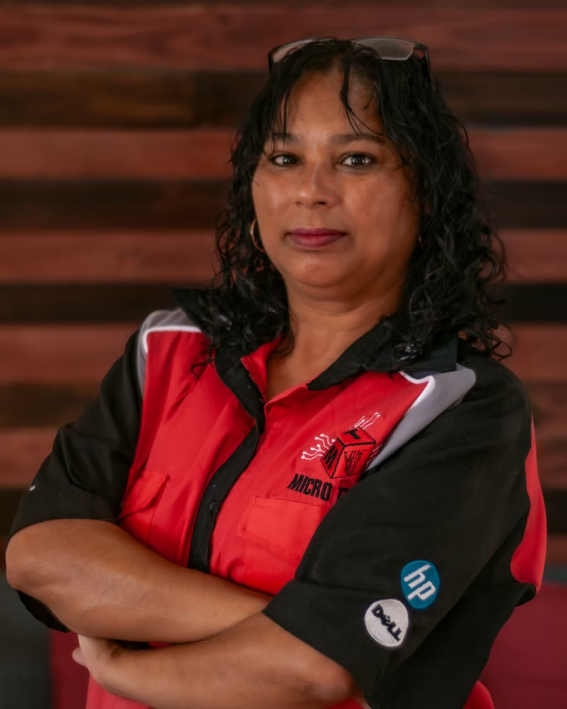 Jashwante Snyders, Receptionist